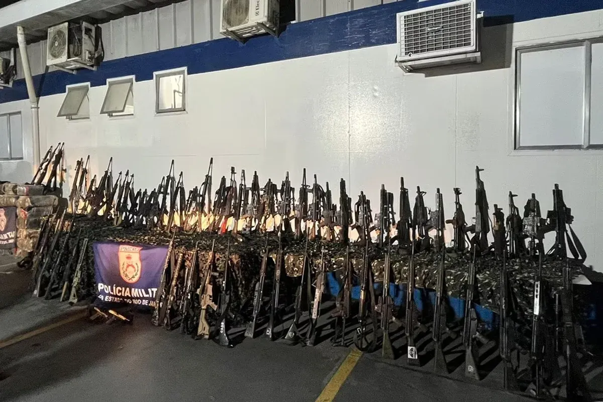 Fuzil apreendido em megaoperação liga tráfico do CV a execução encomendada por bicheiros no Rio