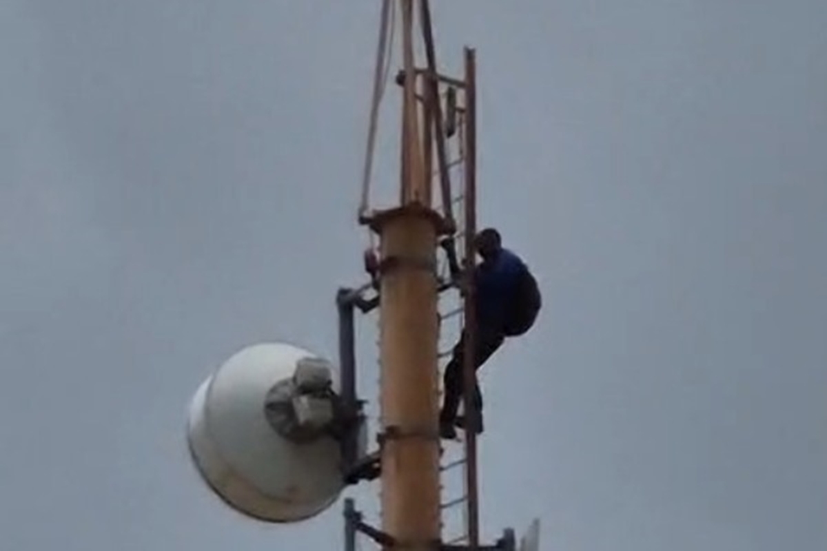 Homem escala torre e arrisca a vida ao destruir equipamentos no DF