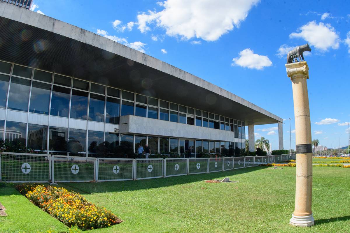 Ibaneis sanciona lei que concede folga a servidores no aniversário