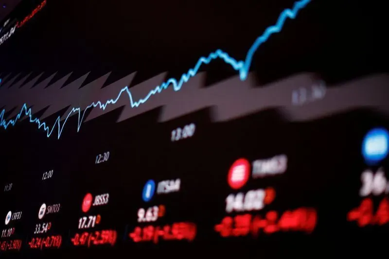Ibovespa opera estável e dólar recua levemente em meio a cenário político e expectativas econômicas