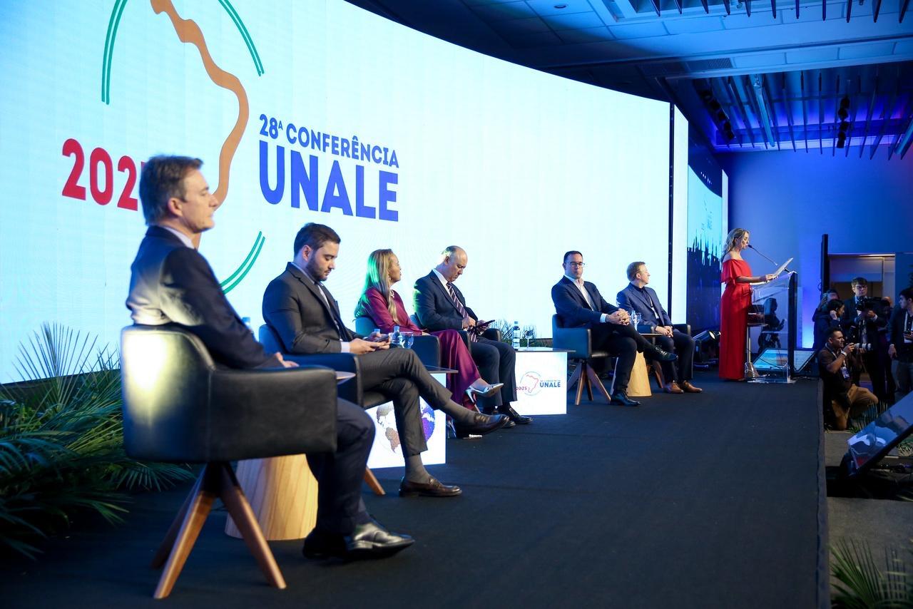 Ieda Chaves acompanha debates sobre IA e clima na 28ª Conferência da Unale em Bento Gonçalves