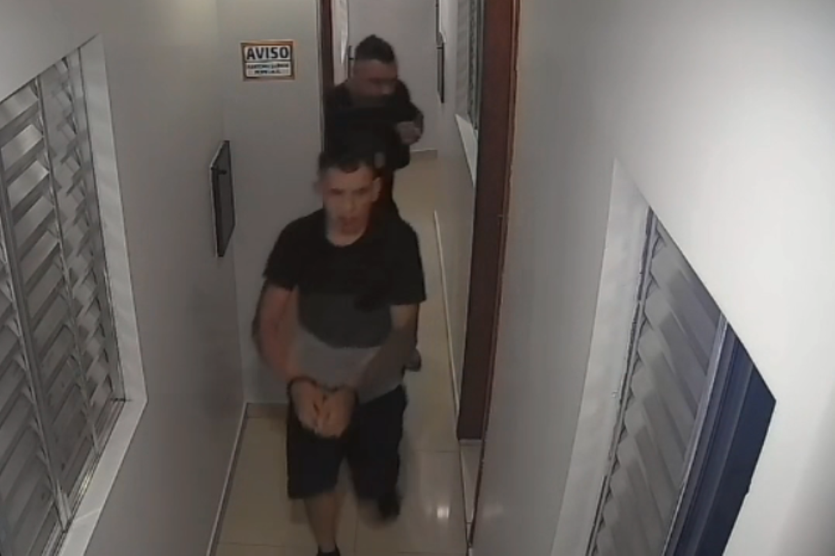 Imagens mostram momento da prisão de homem que arrastou ex com carro