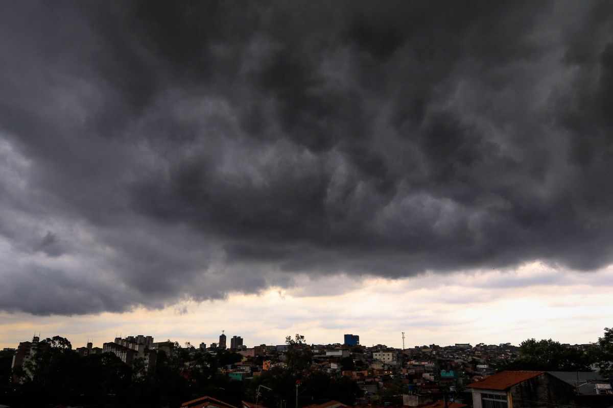 Inmet emite alerta de perigo para chuvas intensas em 12 estados e no DF