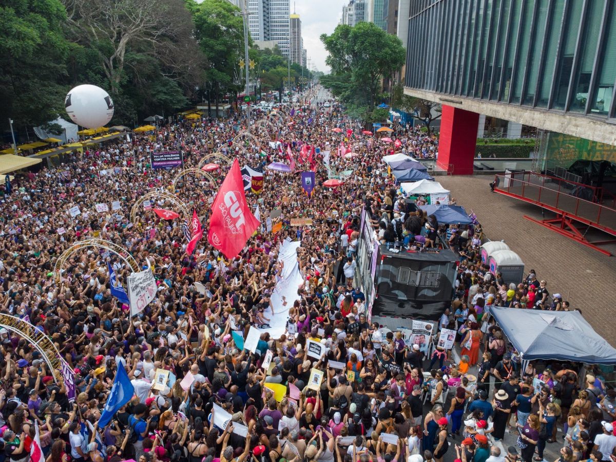 Manifestantes se reúnem na Av Paulista contra o feminicídio no Brasil