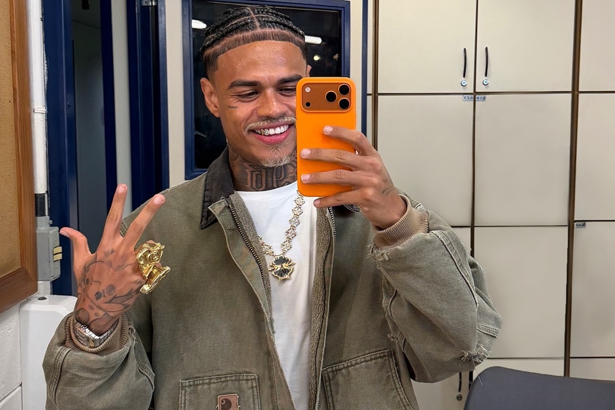 MC Cabelinho cobre tatuagem para Bella Campos por nome de cantora