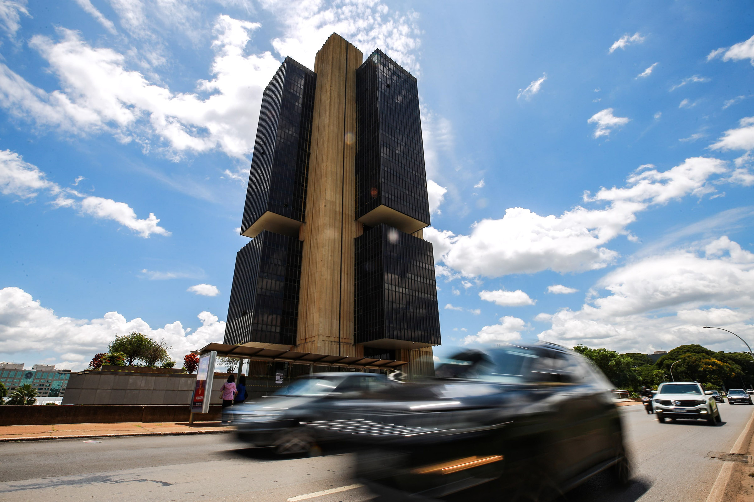 Mercado: inflação rumo à meta reforça aposta em corte de juro em 2026