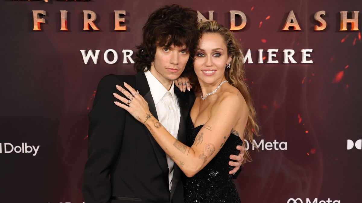 Miley Cyrus noiva? Cantora posa ao lado de Maxx Morando e exibe anel; veja