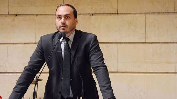 O que meu pai decidir, vamos apoiar, diz Carlos sobre candidatura de Flávio