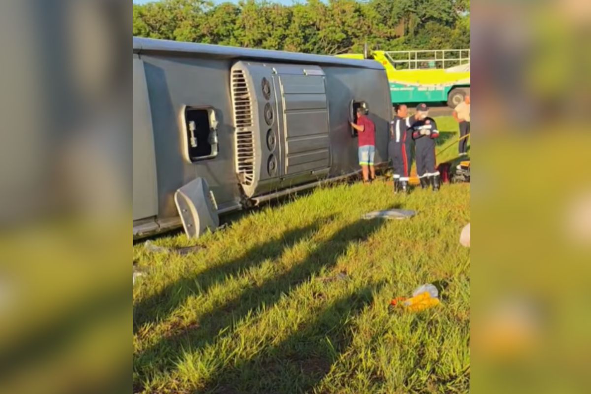 Ônibus tomba em rodovia no interior de SP e deixa pelo menos 2 mortos