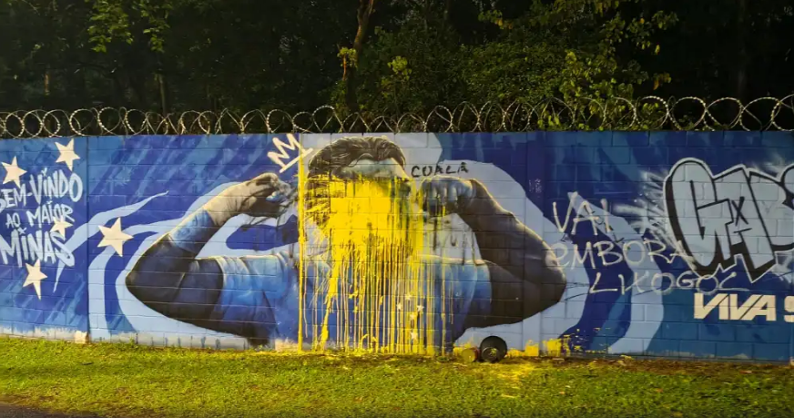 Pintura de Gabigol é vandalizada após eliminação do Cruzeiro