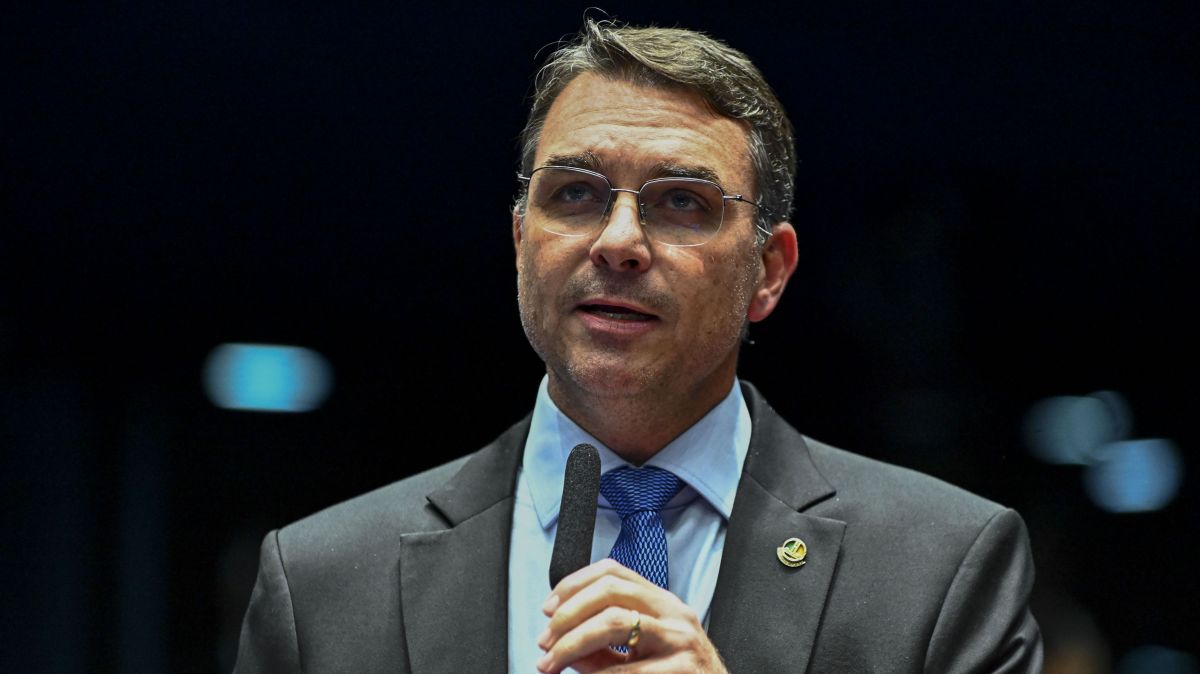 Pré-candidato, Flávio se reúne com líderes em busca de apoio nesta segunda