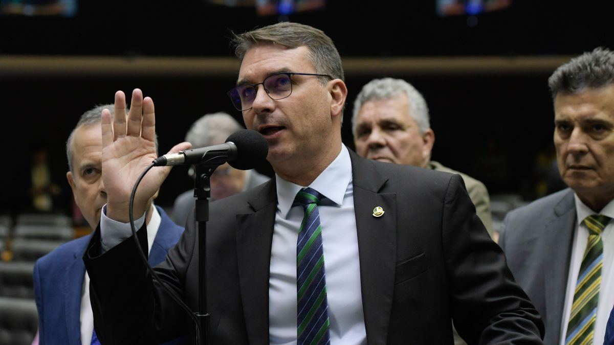 Pré-candidatura de Flávio Bolsonaro gera apoio, críticas e reação imediata