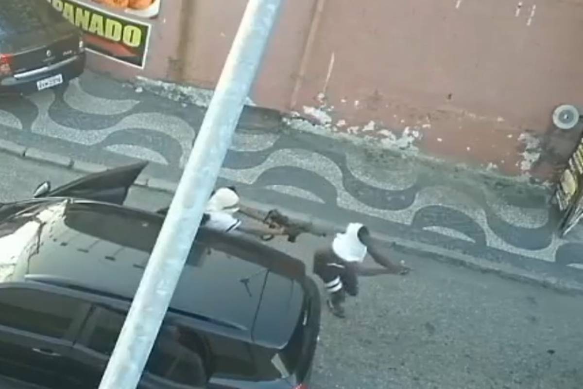Pulando em uma perna só, criminoso “toca o terror” com fuzil no Rio