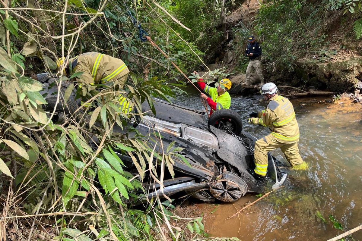 Quatro morrem após carro sair da pista e cair em ribanceira na BR-050