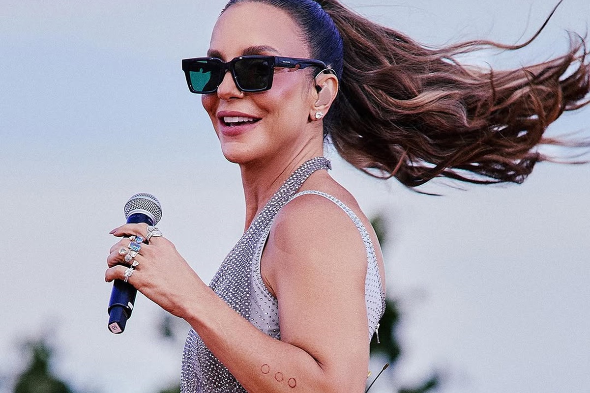 Solteira, Ivete Sangalo posa de biquíni e esbanja corpão. Veja fotos