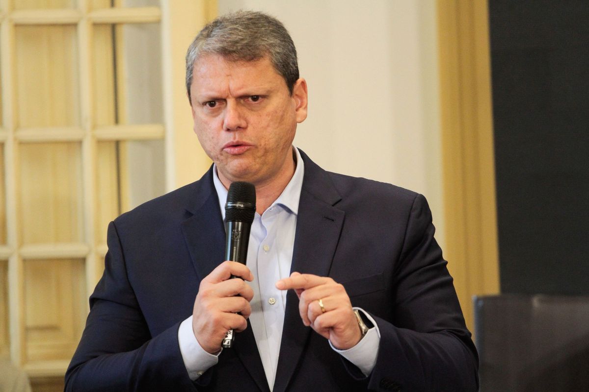 Tarcísio dá apoio a Flávio, mas diz que direita terá mais nomes em 2026