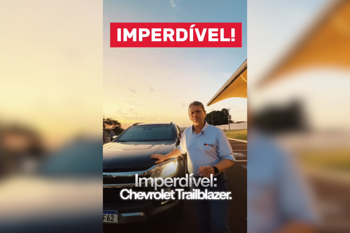 Tarcísio faz propaganda de carro da GM para divulgar obra em rodovia