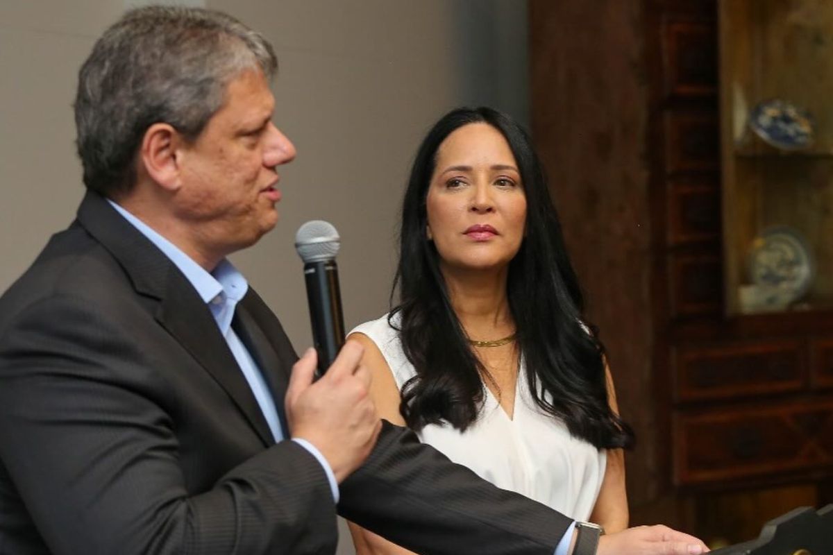 Tarcísio patina no eleitorado feminino e tenta empoderar primeira-dama