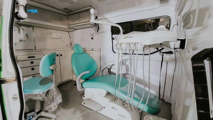 Van odontológica é entregue a São Francisco do Guaporé por emenda da deputada Lebrinha