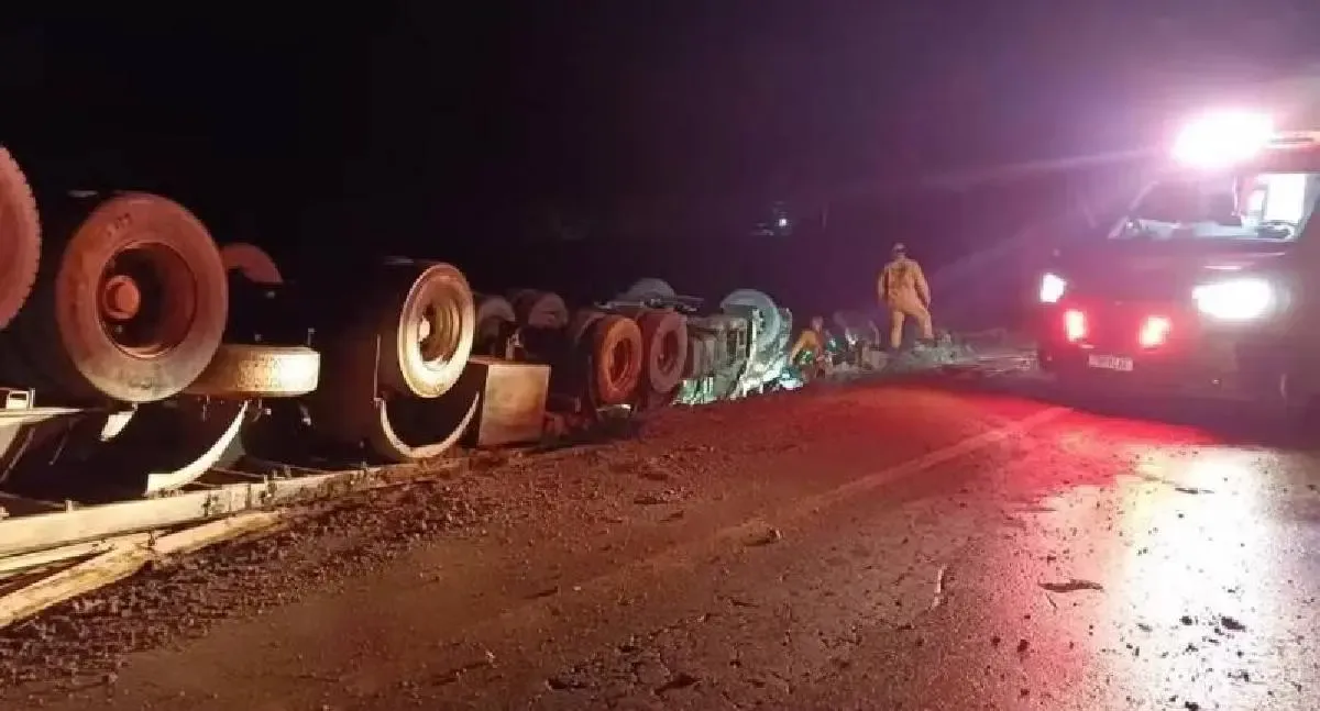 Adolescente e criança morrem em tombamento de caminhão na BR-364, em RO