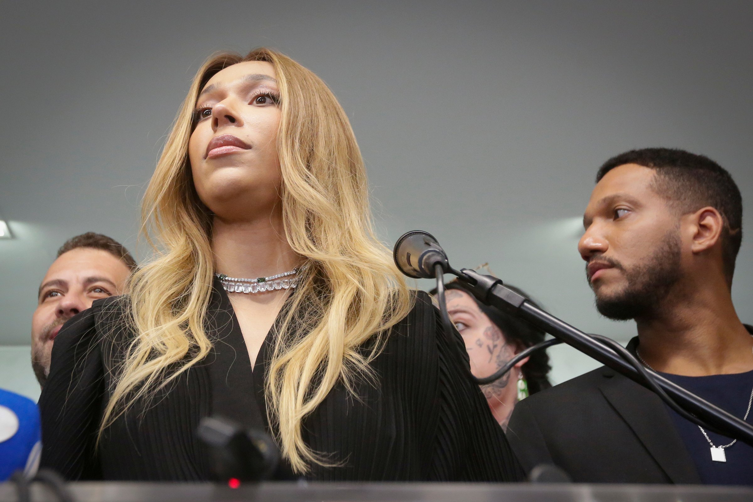 Advogado pede à PGR arquivamento de ação de Erika Hilton contra Grok