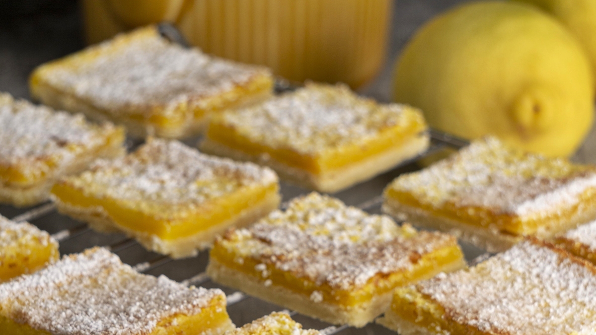 Brownie de limão: sobremesa refrescante é uma explosão de sabor