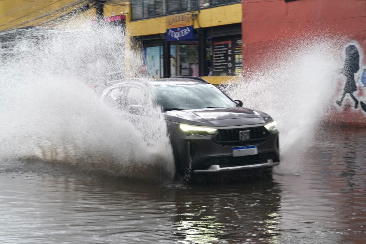 Chuva causa estragos e deixa ruas alagadas em São Paulo. Veja fotos