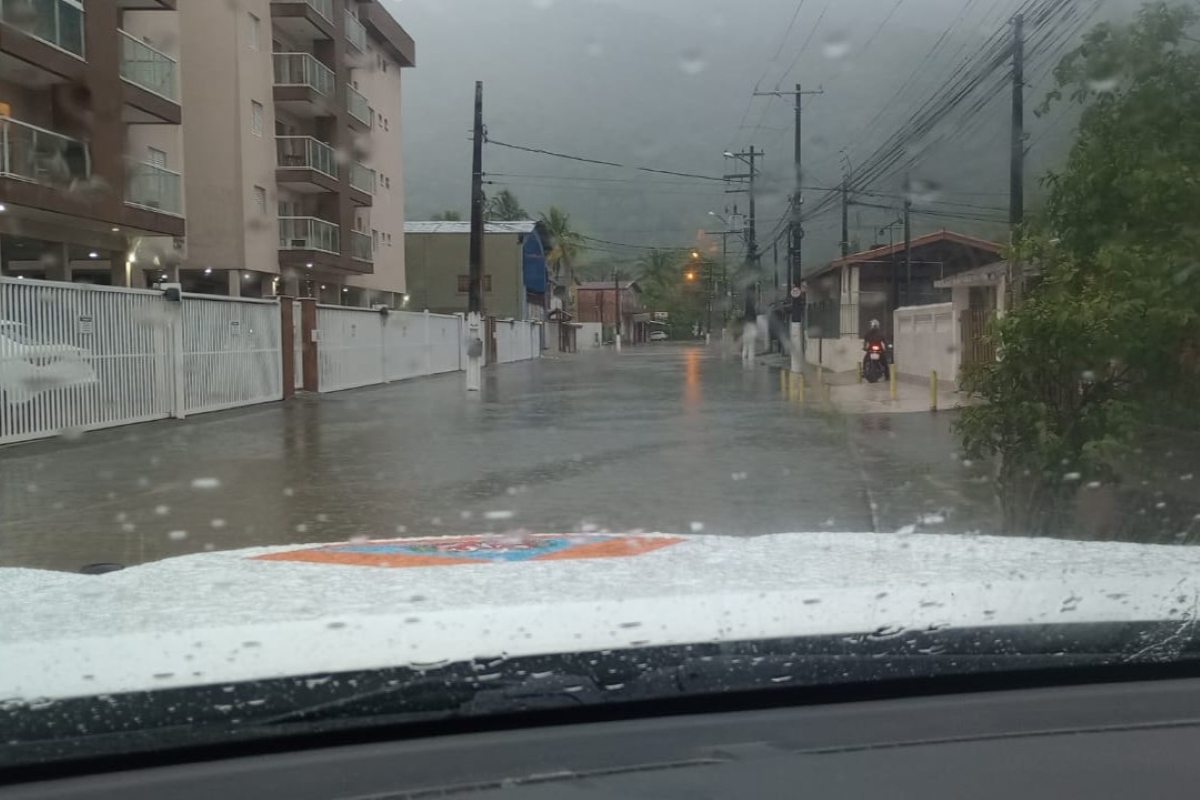 Chuva forte no litoral de SP deixa mais de 300 pessoas fora de casa