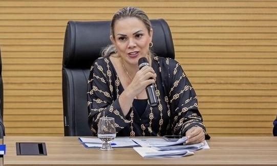 Cláudia de Jesus pede correção de editais para garantir vagas a professores e intérpretes de Libras