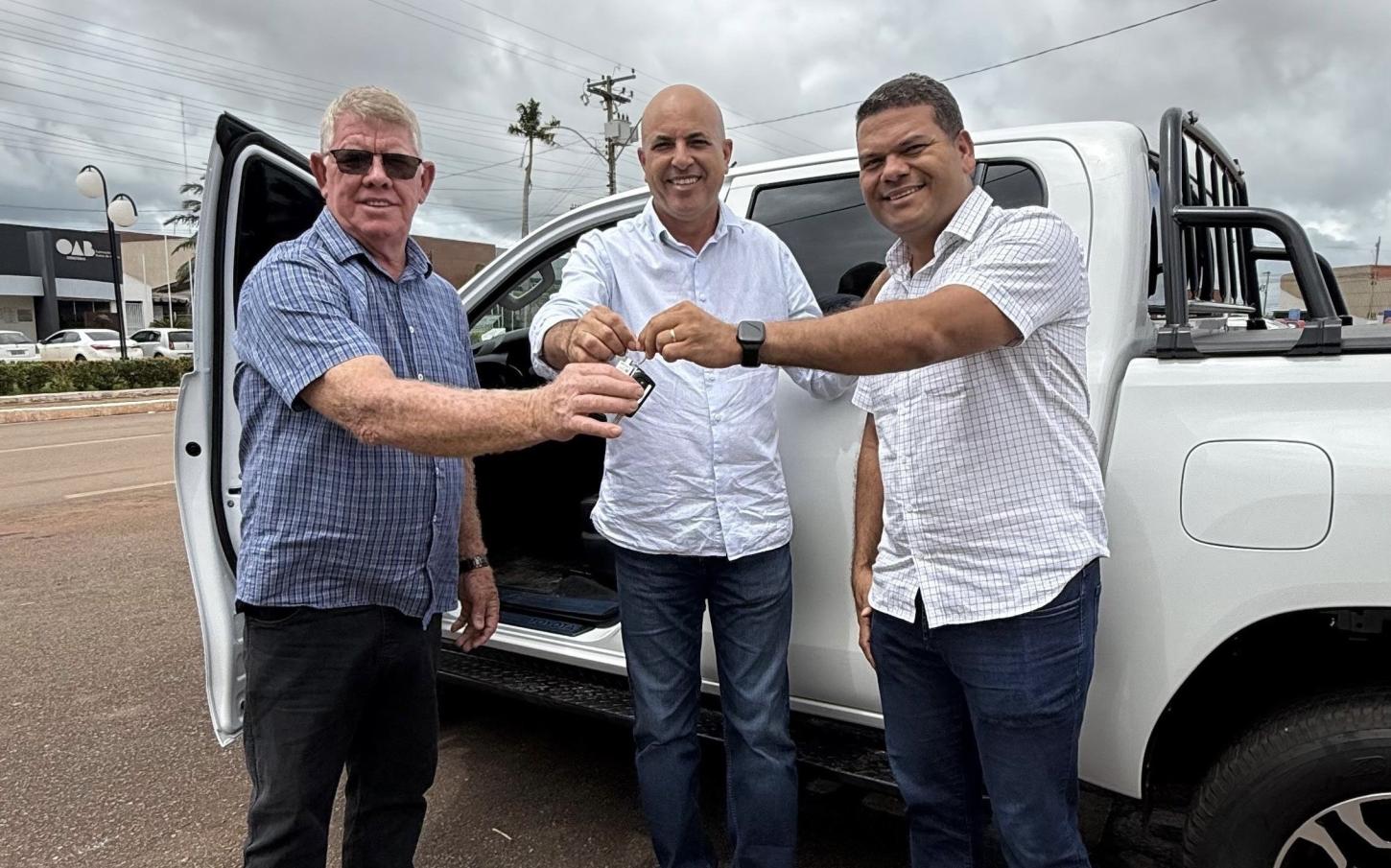 Deputado Ismael Crispin inicia 2026 participando da entrega de veículo à Prefeitura de Rolim de Moura