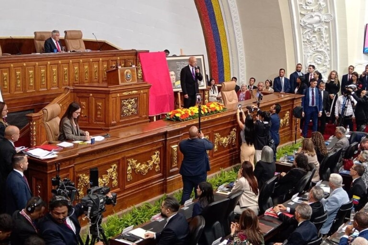 Irmão de Delcy, presidente do Parlamento defende volta de Maduro