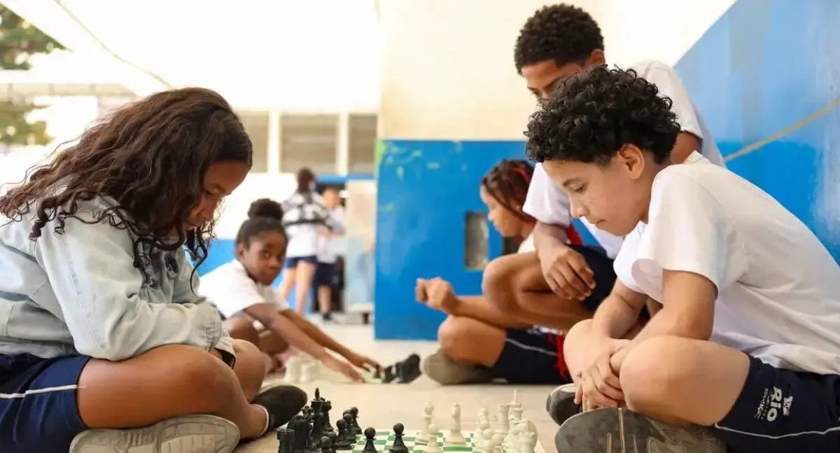 Ministério da Educação avalia impacto de um ano da restrição de celulares nas escolas