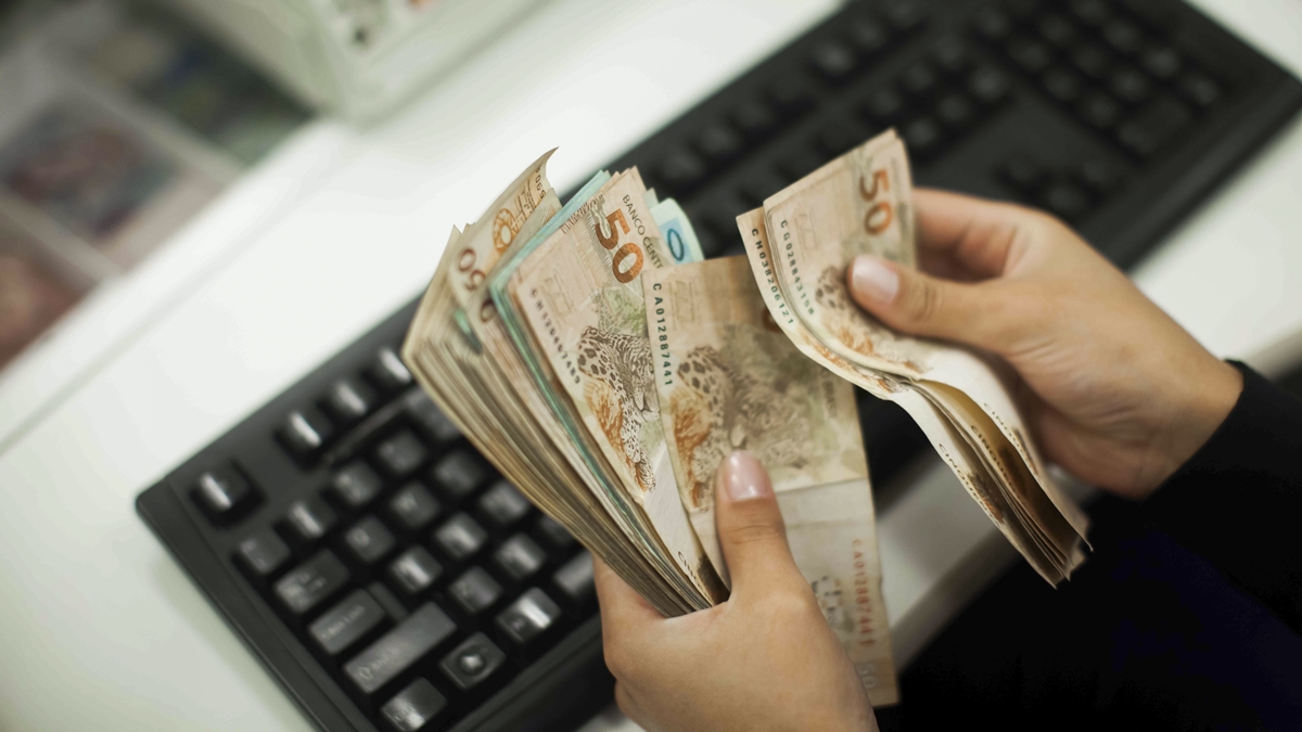 O que cada signo precisa fazer para nunca mais ficar sem dinheiro