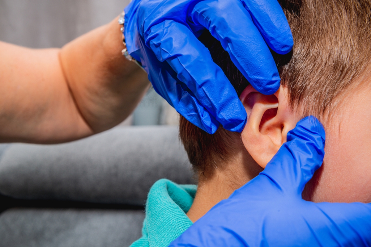 Otite externa: pediatra alerta para sintomas conforme idade da criança