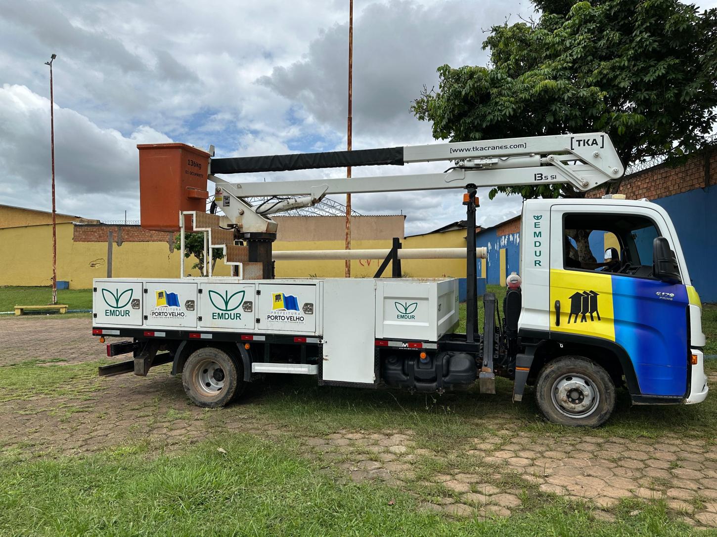 Praça do Caladinho recebe limpeza e nova iluminação em LED a pedido do vereador Edimilson Dourado