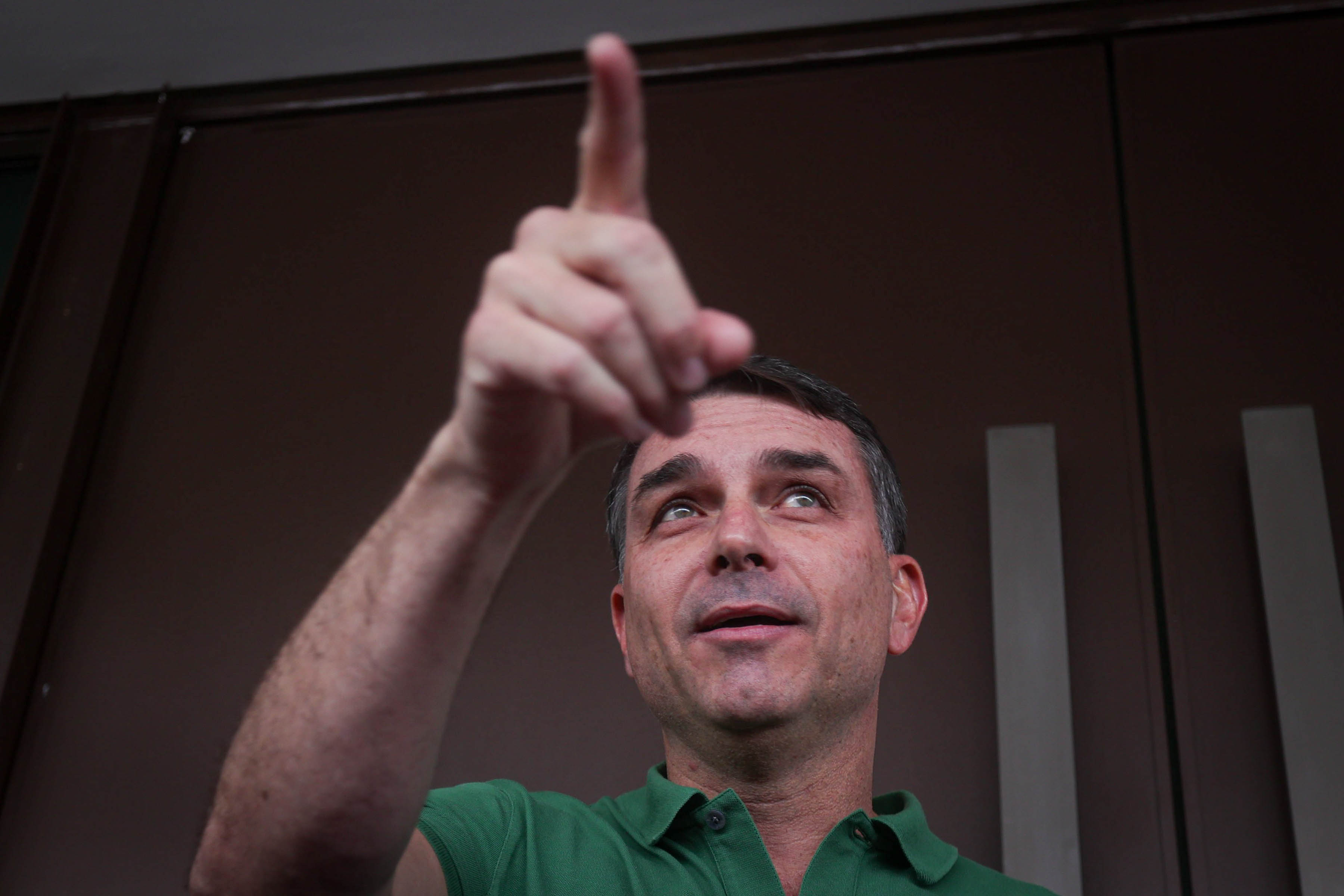Senado custeou viagem de pré-campanha de Flávio em São Paulo
