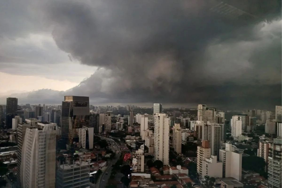 Temporal se espalha por SP e cidade entra em alerta para alagamentos