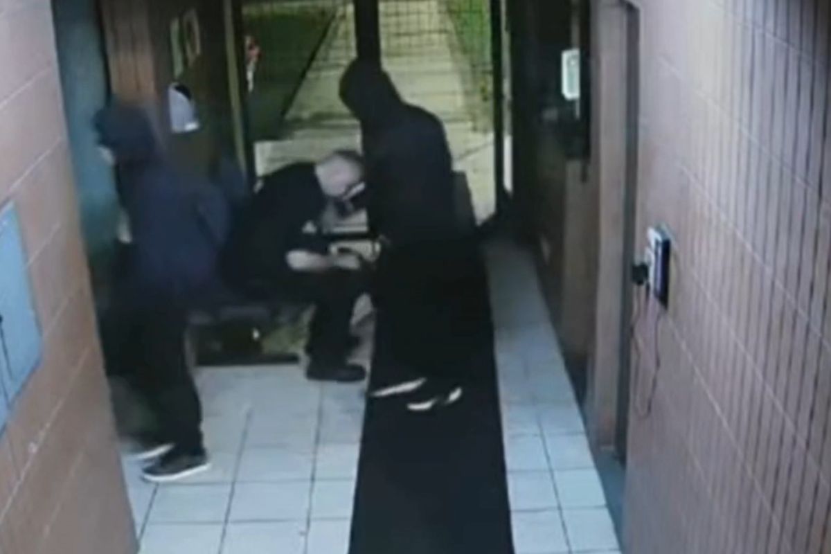 Veja momento em que ladrões rendem vigilantes e roubam prédio da USP