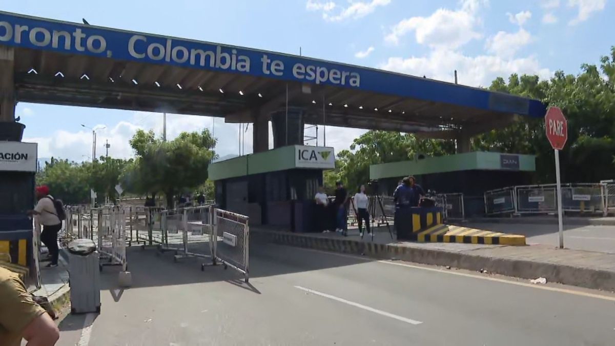 Venezuelanos atravessam fronteira com a Colômbia para realizarem compras