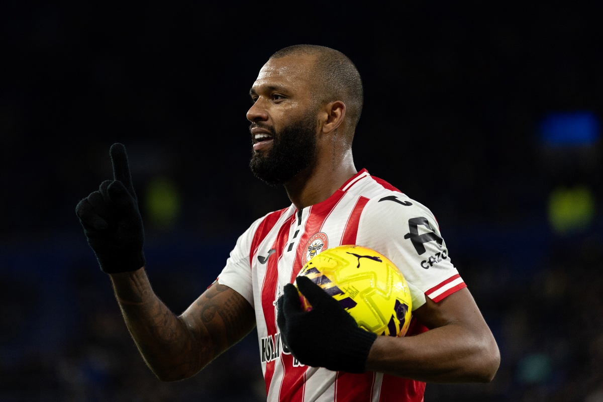 Vice-artilheiro, brasileiro faz hat-trick em vitória na Premier League