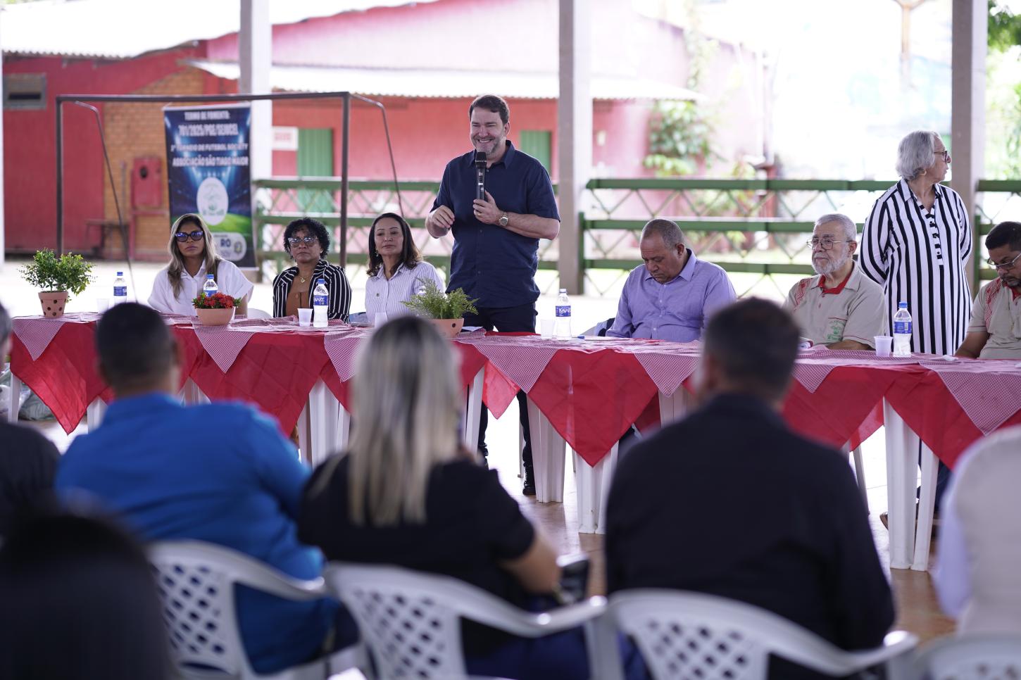 Alex Redano reforça incentivo ao esporte com entrega de kits para futebol society
