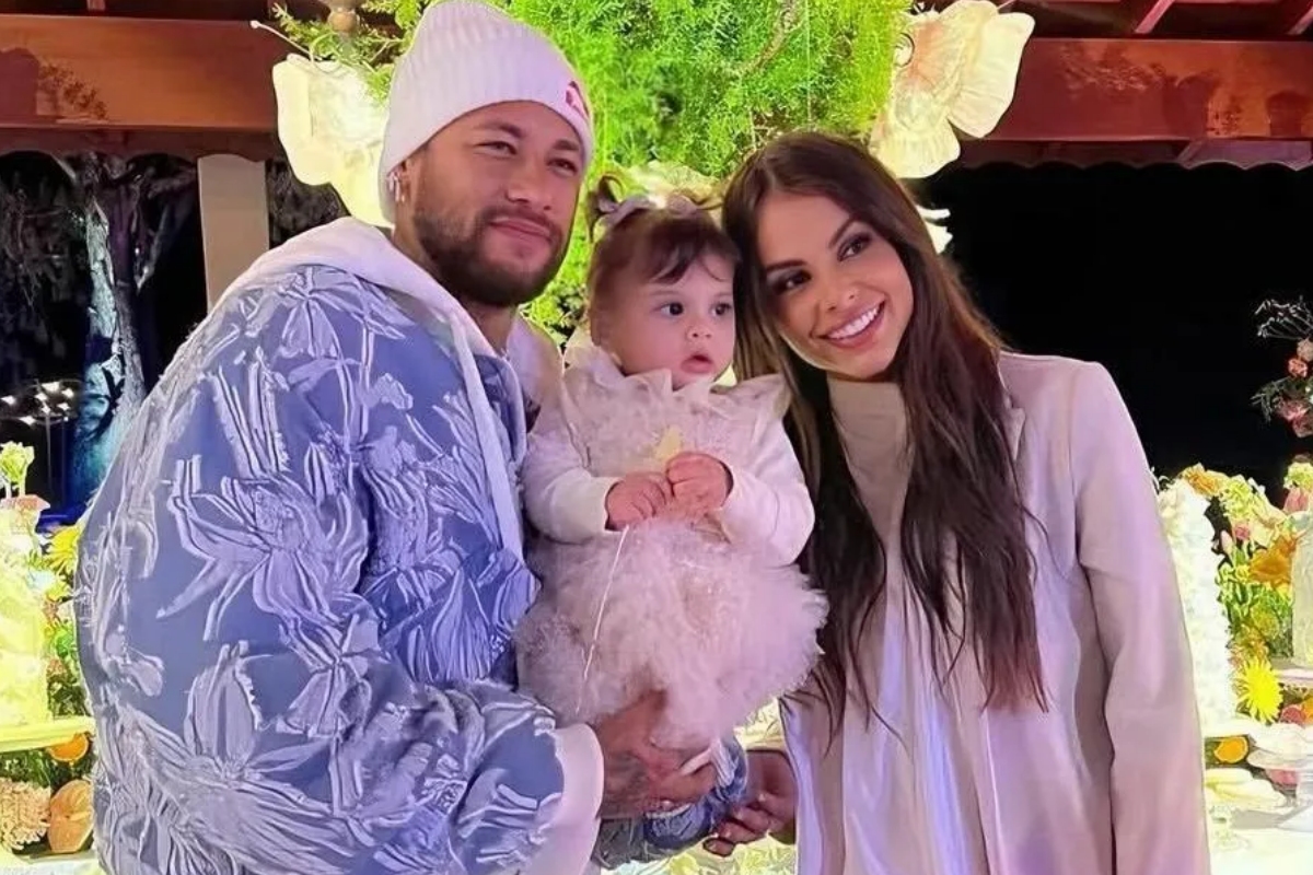 Amanda Kimberlly reage a críticas sobre filha fora da festa de Neymar