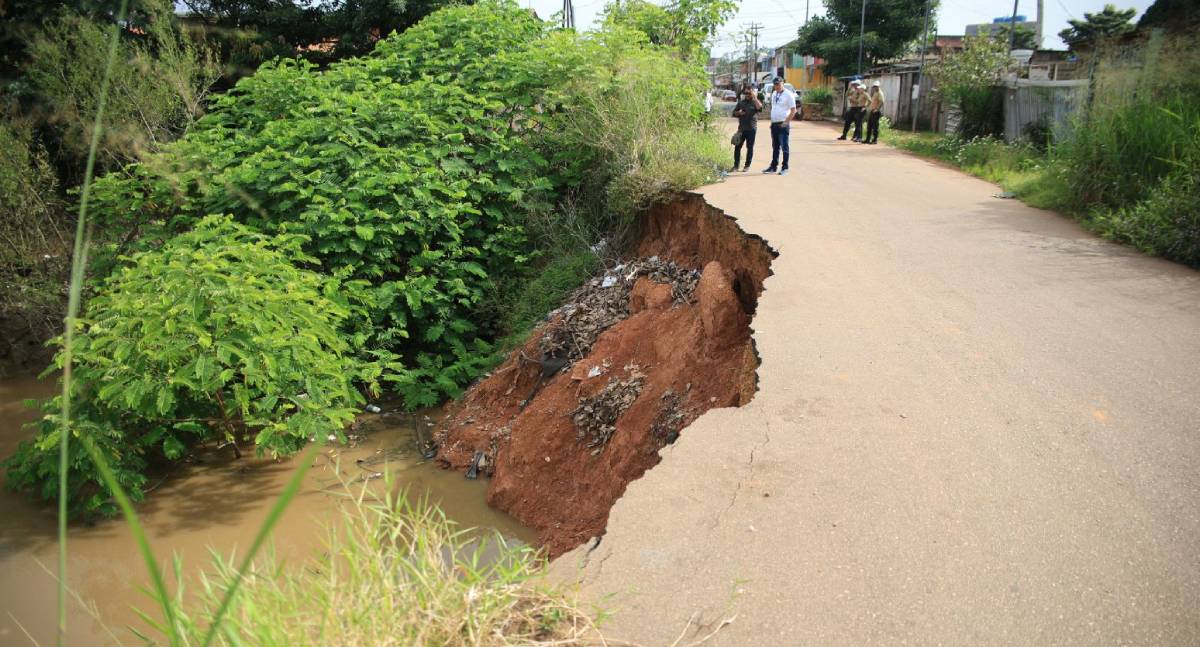 Avenida Farquhar sofre interdição após rompimento de bueiro e risco de desabamento