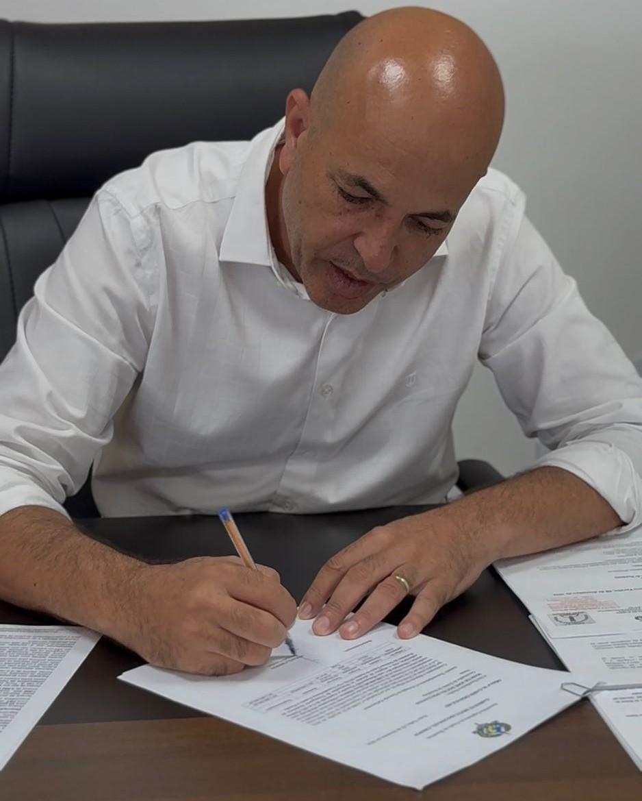 Deputado Ismael Crispin assina primeira destinação de recursos de 2026 e garante R$ 2,8 milhões para a saúde de Costa Marques