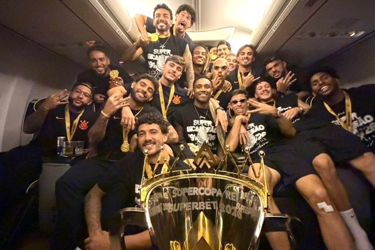 Jogadores do Corinthians fazem festa no avião após título da Supercopa