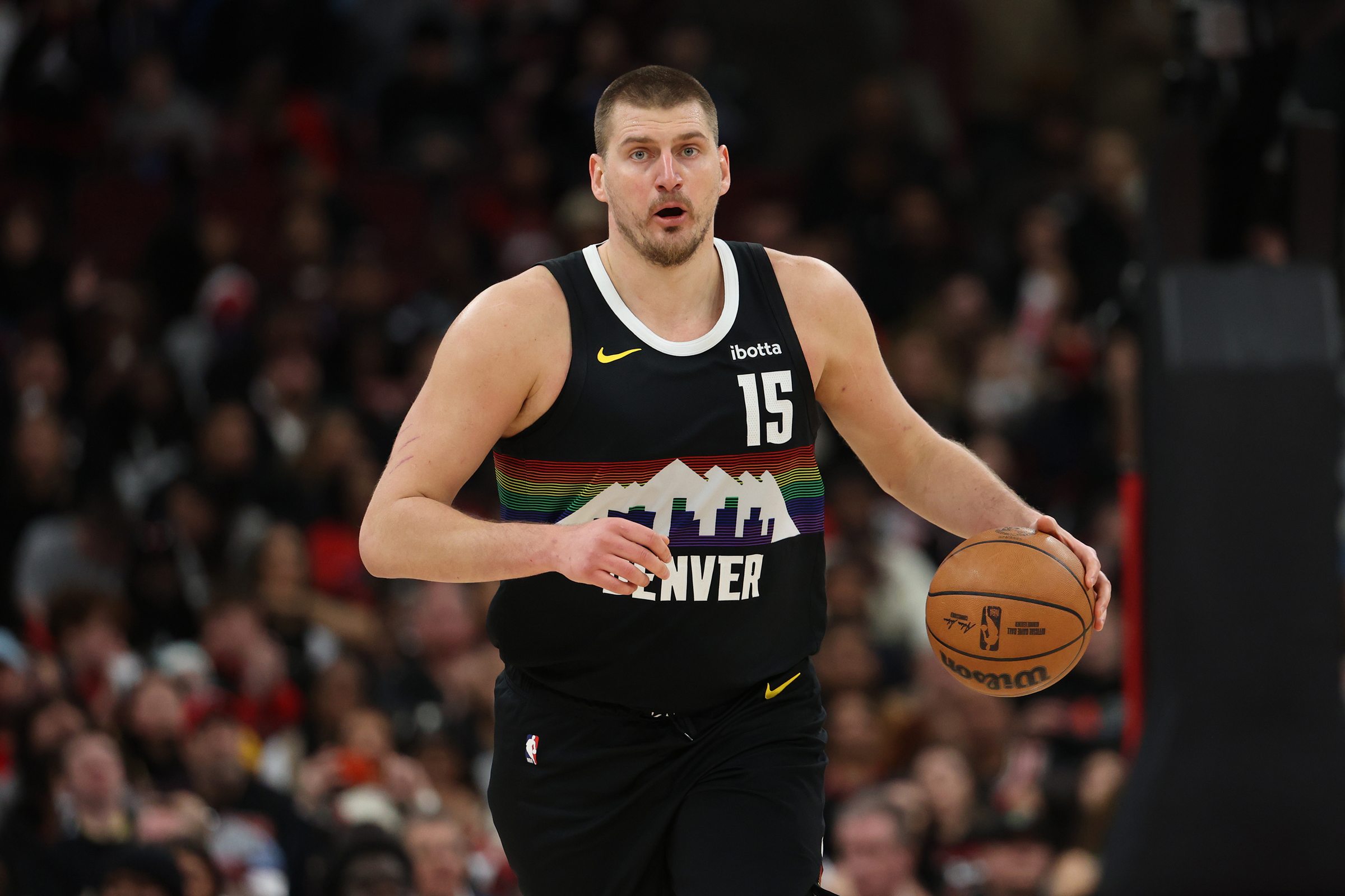Nikola Jokic anota triplo-duplo e supera marca de lenda da NBA