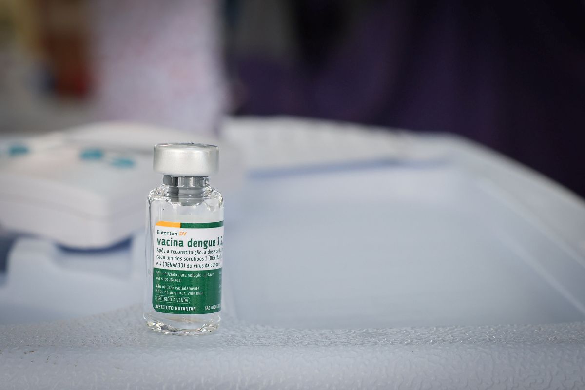 Saúde inicia vacinação contra dengue em todo país, mas atrasa no DF