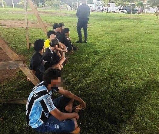 Adolescentes são detidos após serem flagrados usando droga em via publica