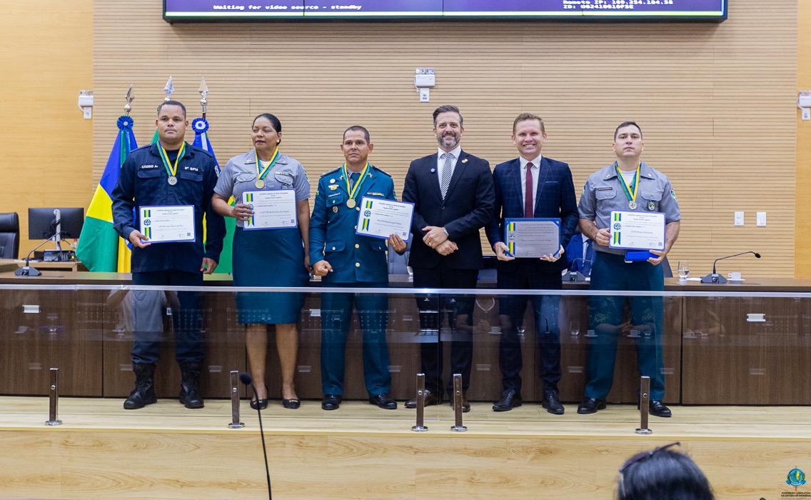 Alero concede título honorífico ao Pastor Bruno Luciano e medalhas de mérito a policiais militares