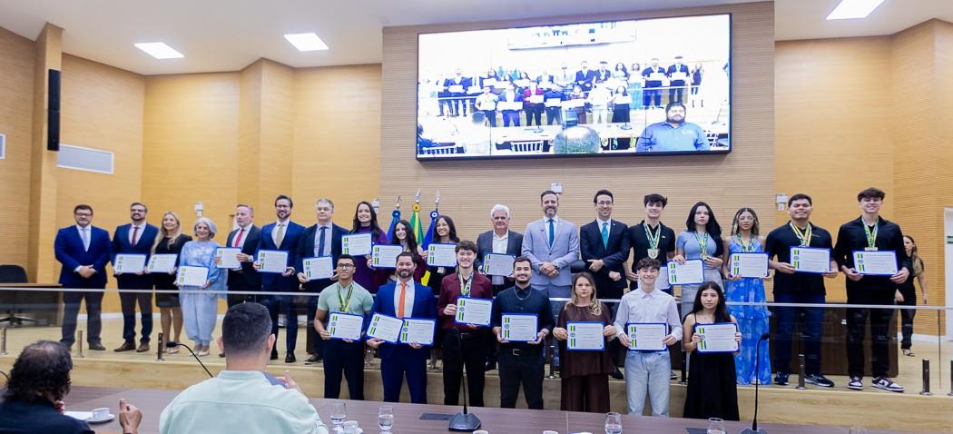 Alero entrega título honorífico e votos de louvor a profissionais do setor de seguros e à Academia Mestre Streit